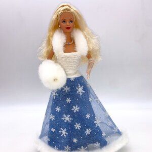 1999 SNOW SENSATION Barbie doll freshly unboxed stand & brush included